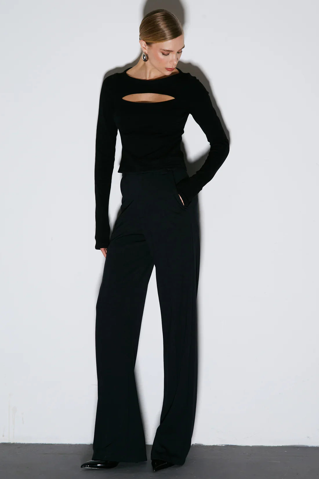 CALCA PANTALONA COM FRISOS PRETO