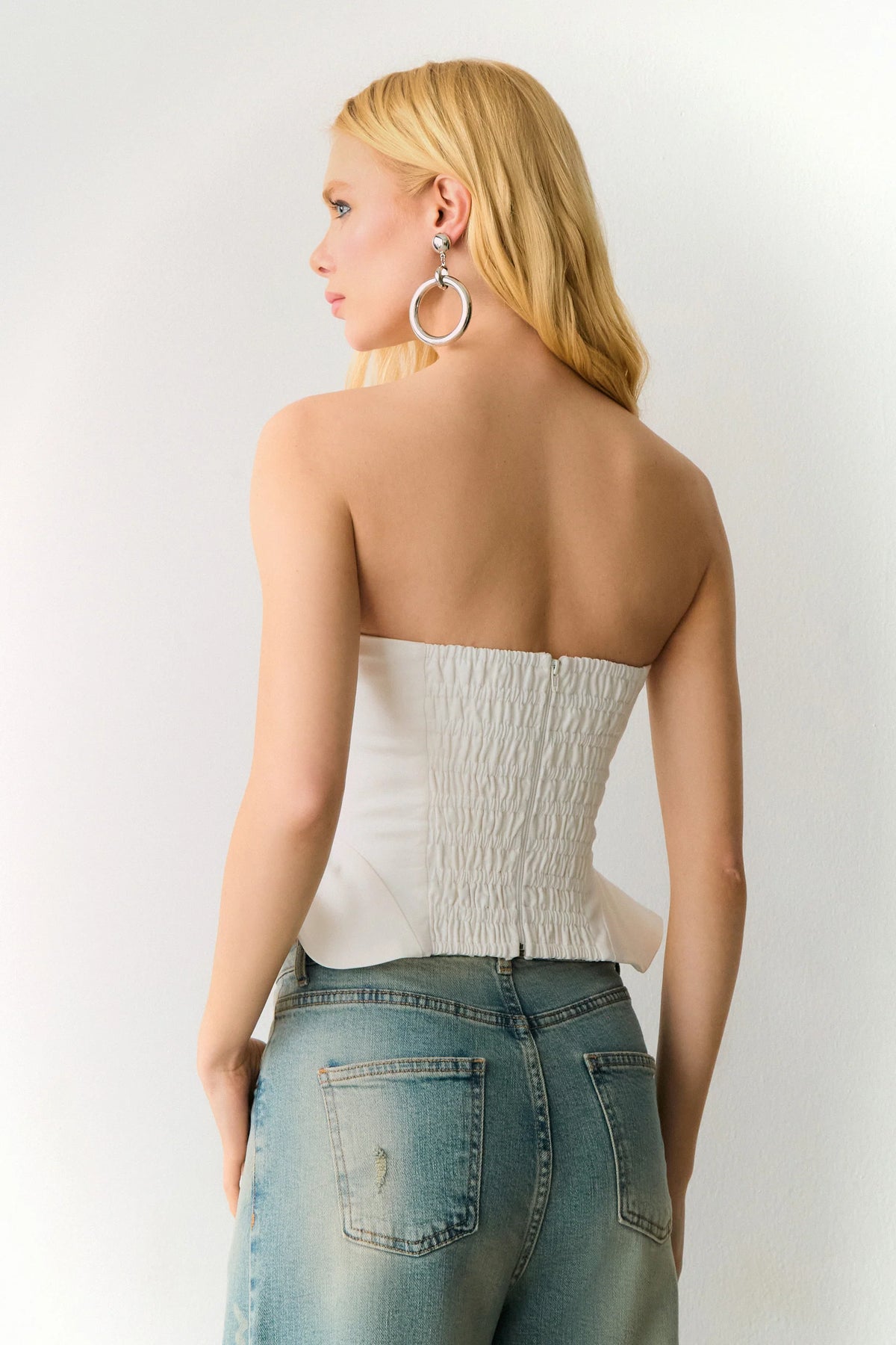 CROPPED TOMARA QUE CAIA RECORTES COM BARBATANAS LATERAL AMPLA OFF WHITE 51388