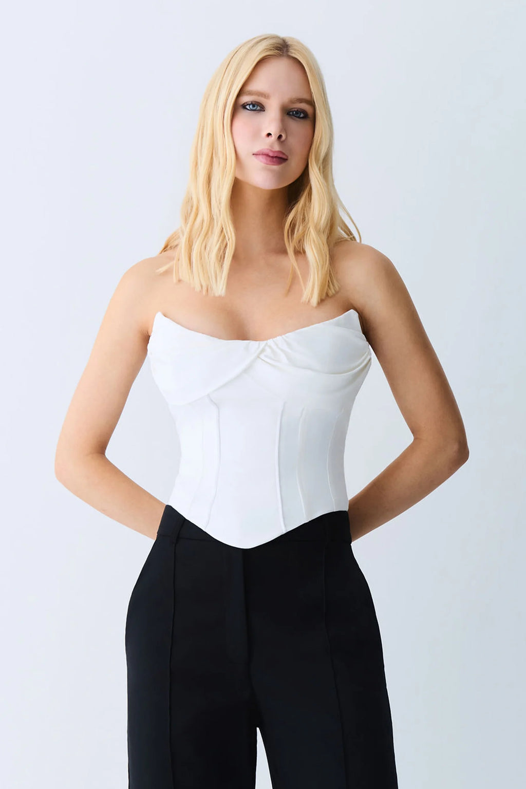CROPPED TOMARA QUE CAIA RECORTE E DETALHE BUSTO E BARRA OFF WHITE 51396