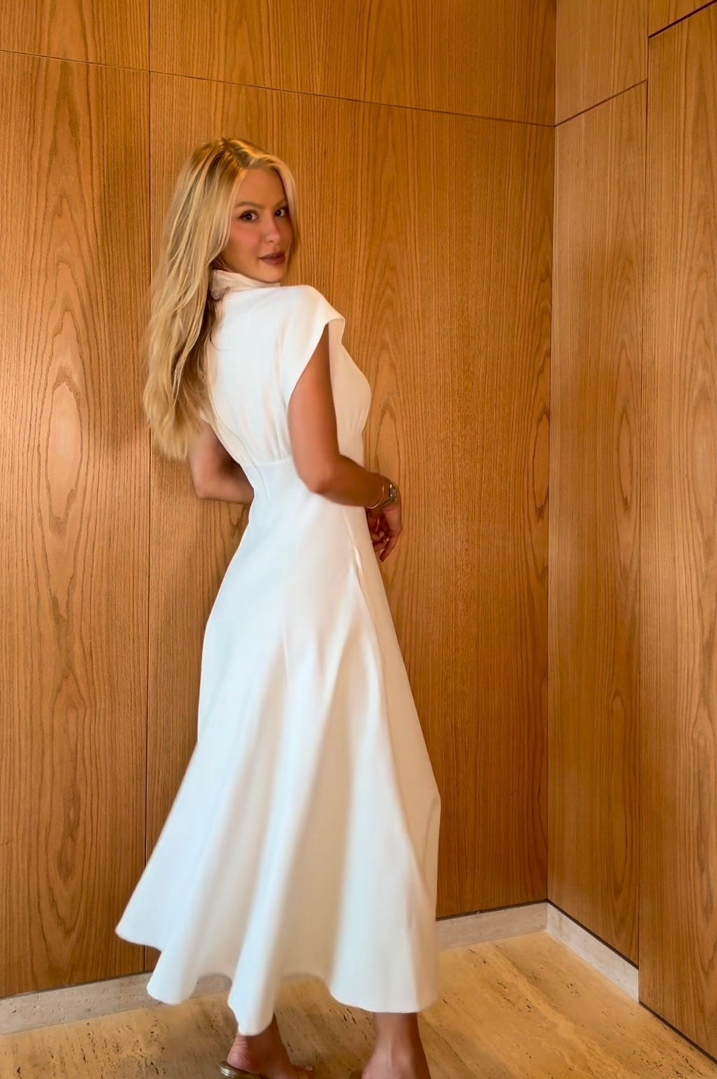 VESTIDO MIDI GOLA ALTA CON MANGA OFF WHITE