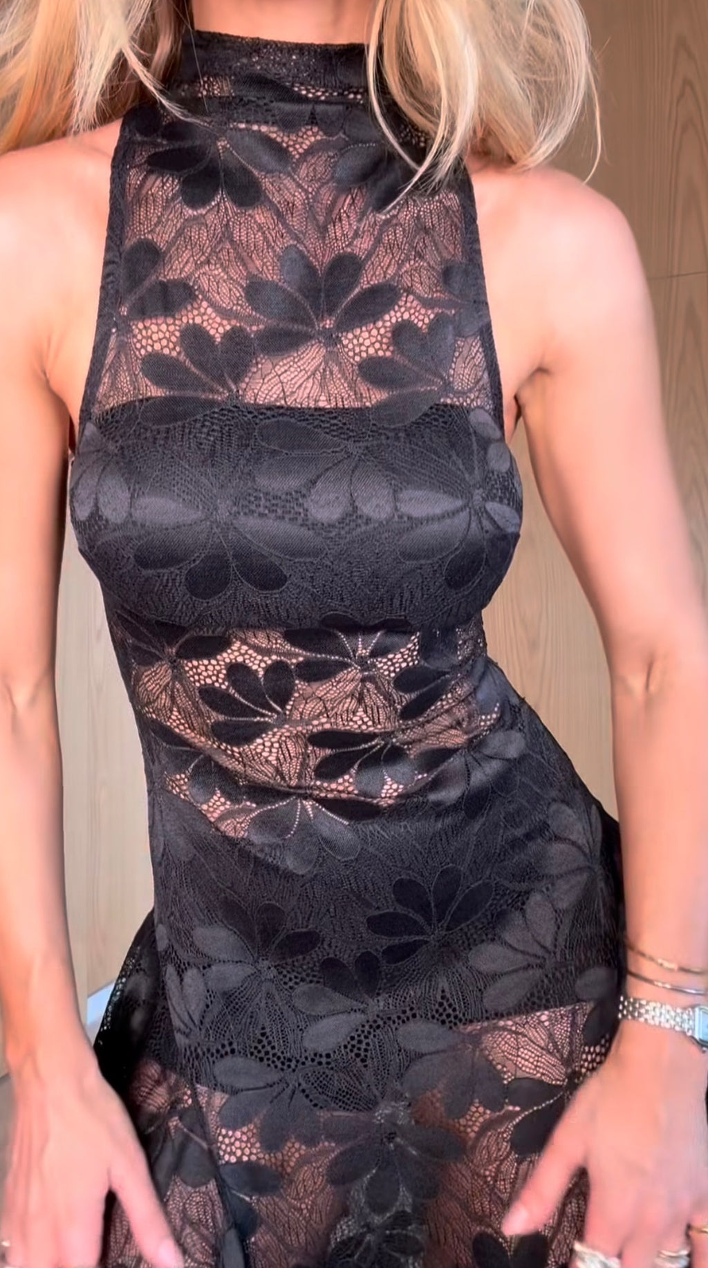 VESTIDO MIDI GOLA ALTA RENDA