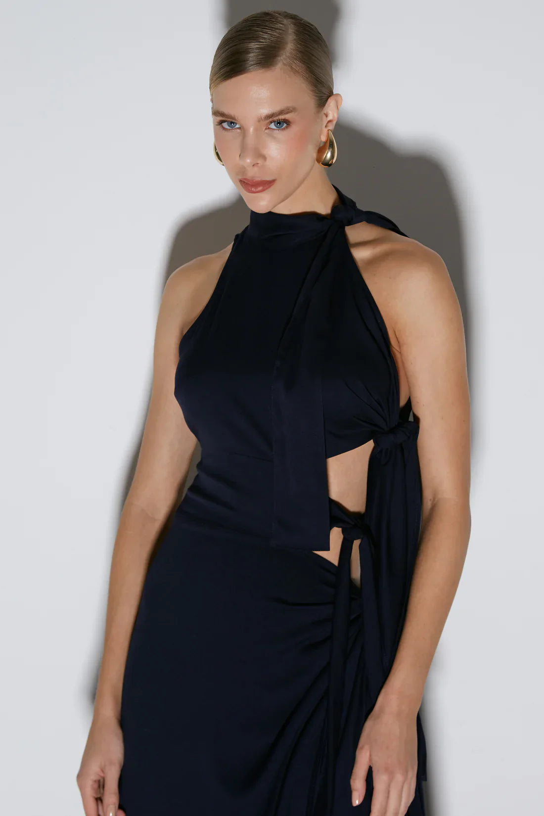 VESTIDO LONGO GOLA ALTA COM AMARRACOES LATERAIS AZUL MARINHO