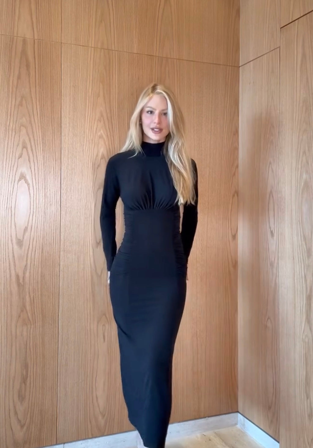 VESTIDO GOLA ALTA FRANZIDOS LATERALES