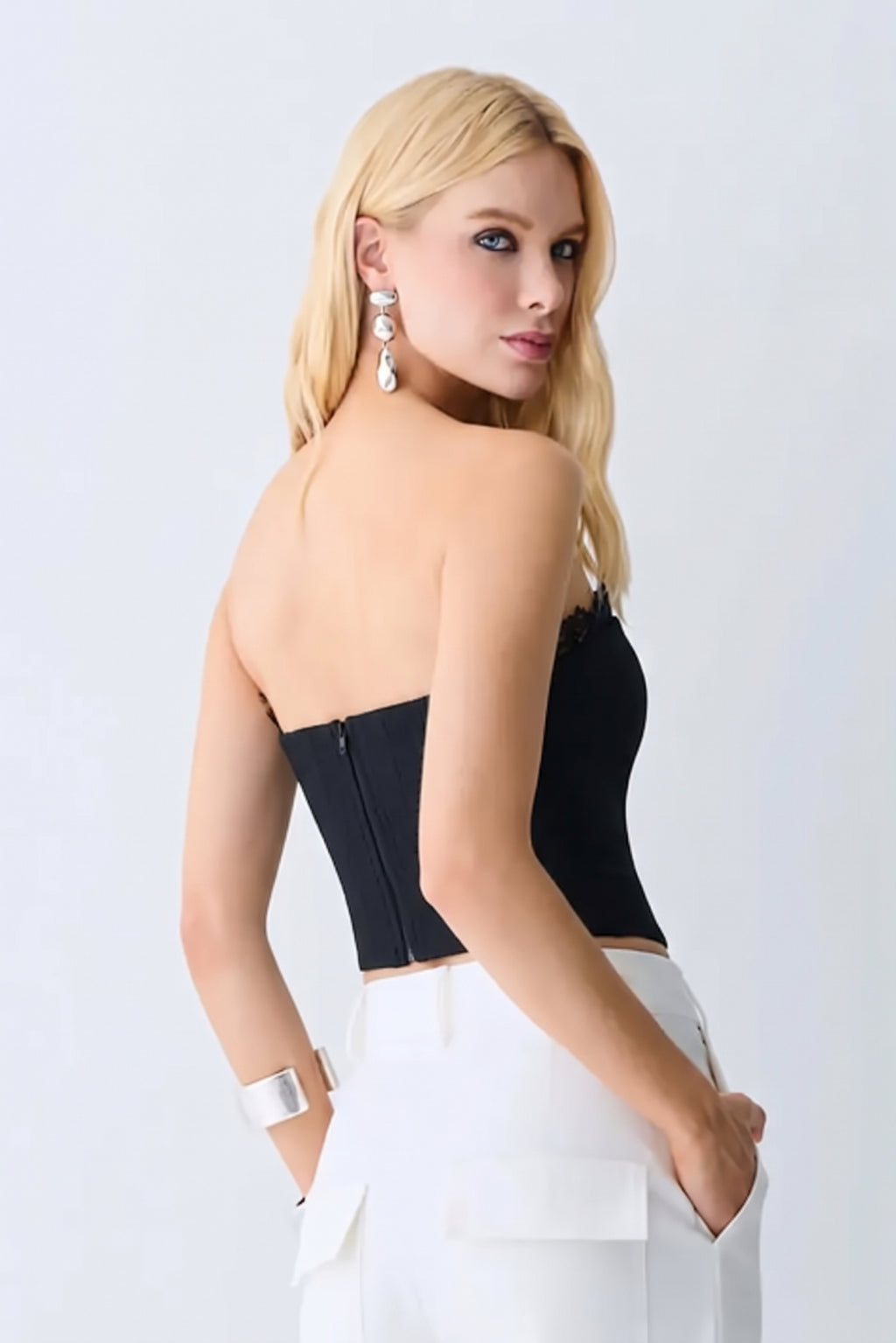 CROPPED TOMARA QUE CAIA BARBATANAS PESPONTADAS E RENDA PRETO 51393