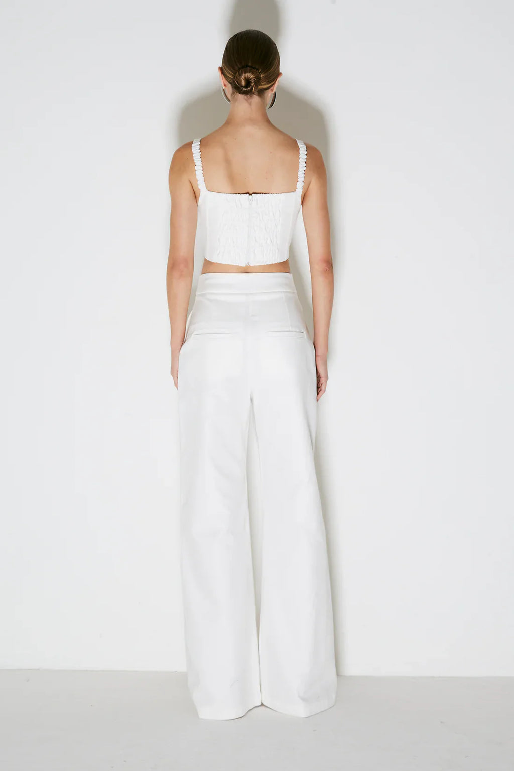 CALCA PANTALONA ESTRUTURADA COM FRISOS OFF WHITE