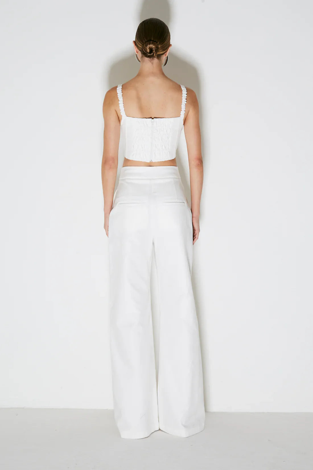 CALCA PANTALONA ESTRUTURADA COM FRISOS OFF WHITE