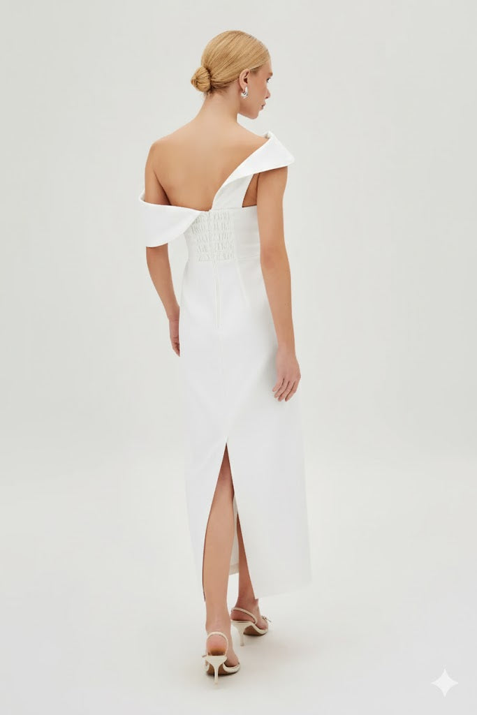 VESTIDO CON DESCOTE EN DIAGONAL