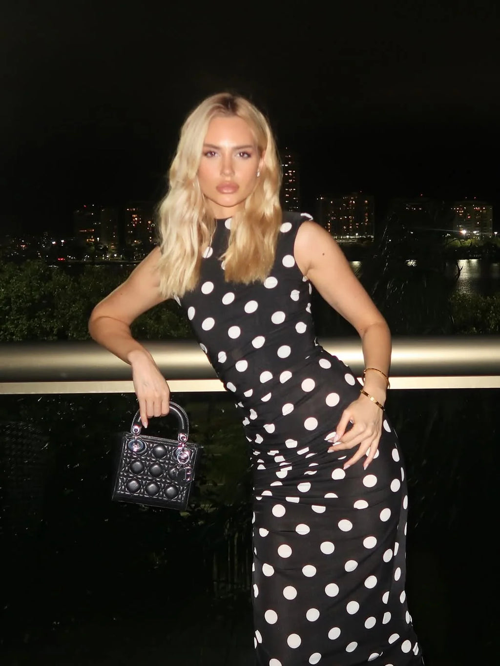 VESTIDO MIDI CON HOMBRERAS