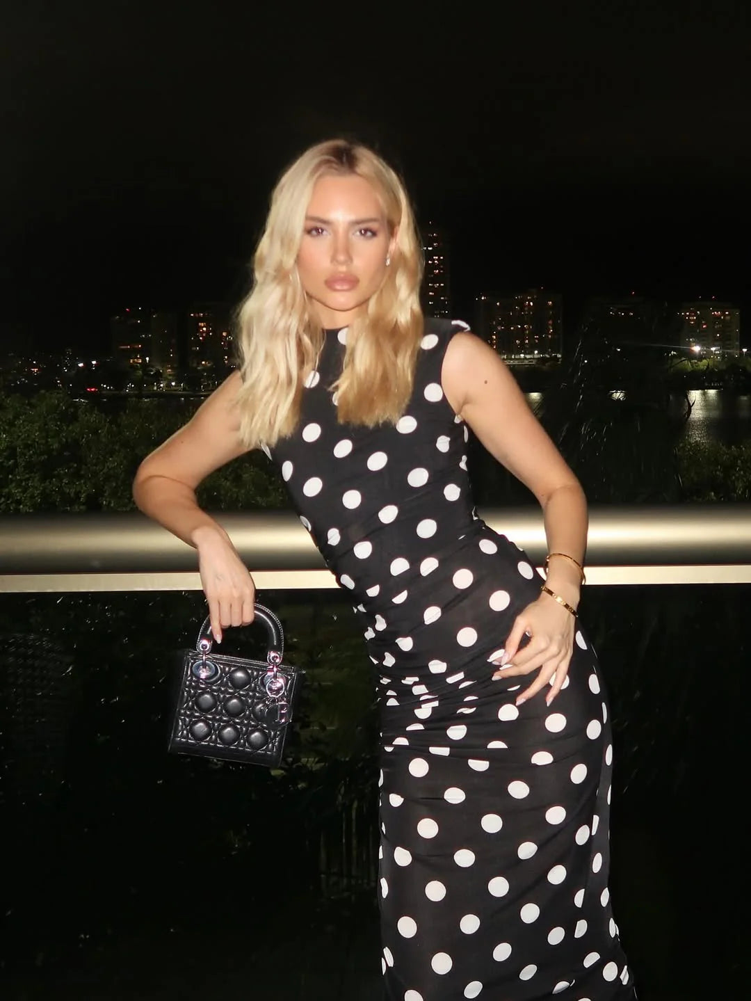 VESTIDO MIDI CON HOMBRERAS