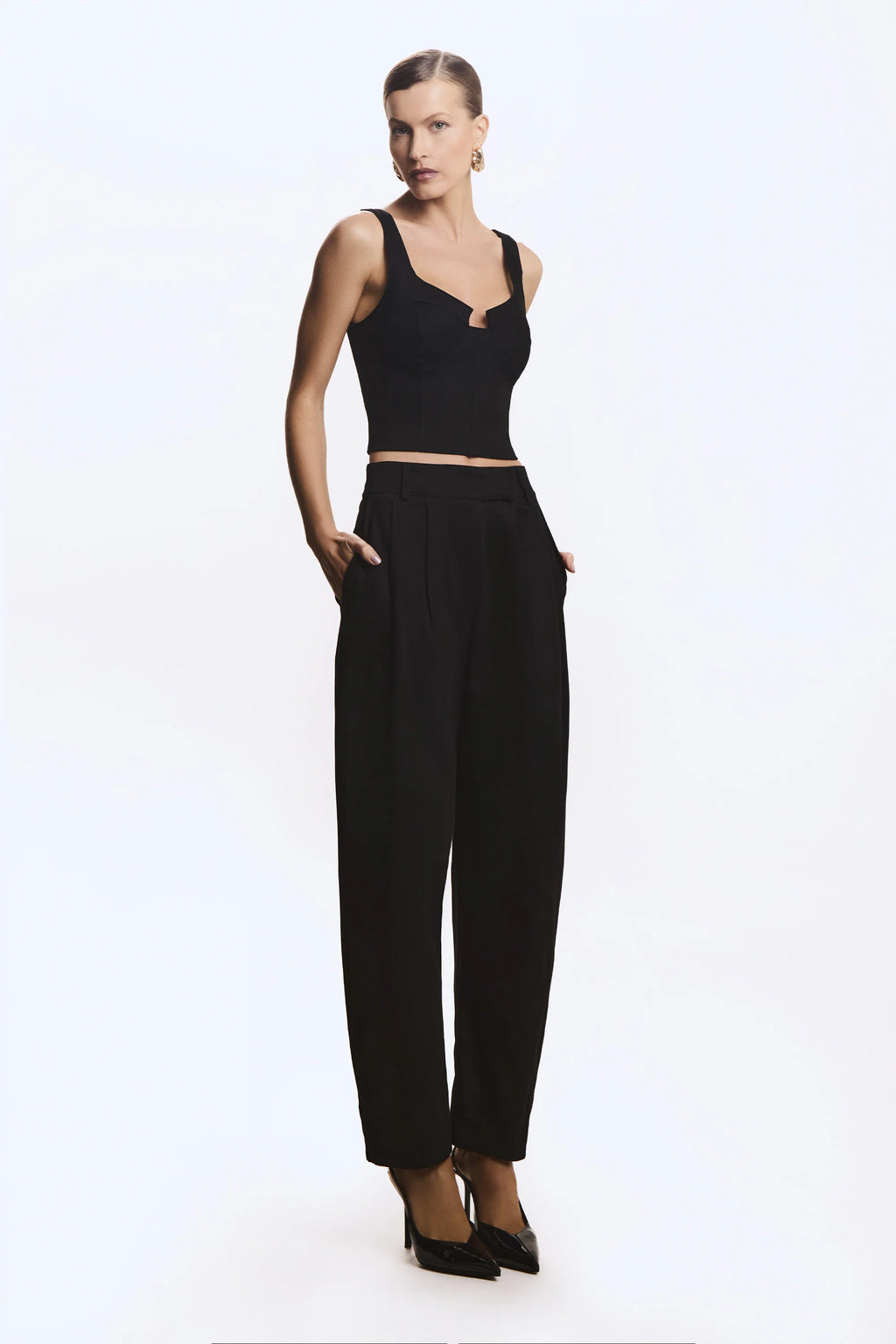 PANTALONA ESTRUTURADA COM PREGAS FRONTAL