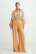 BLUSA MANGA LONGA CAIMENTO BUFANTE CORPO E MANGA BEIGE