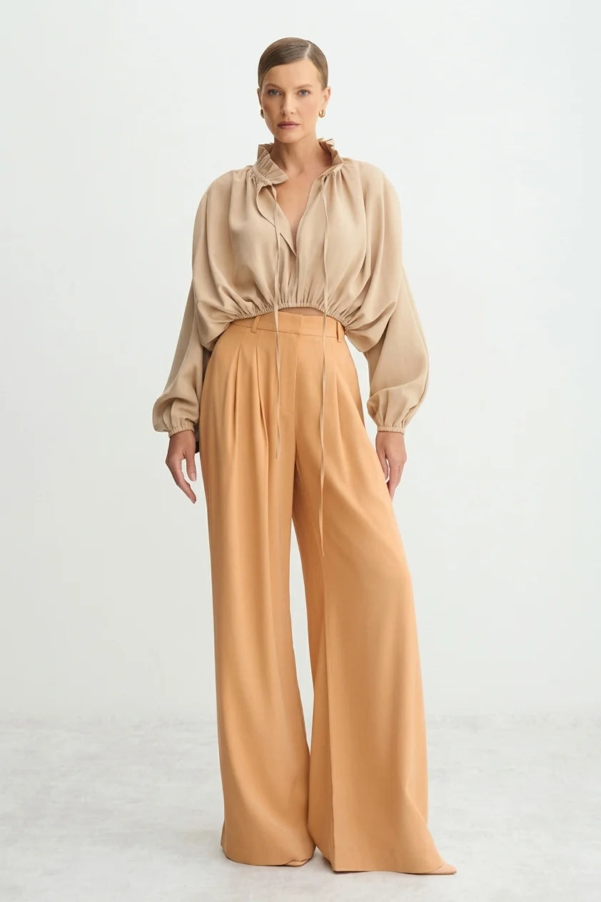 CALCA PANTALONA FLUIDA COM DUAS PREGAS FRENTE KAKI CLARO 45150